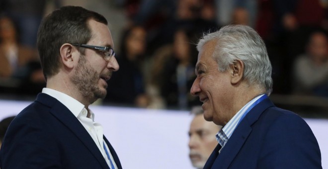 Javier Arenas conversa con Javier Maroto, durante el XVIII Congreso Nacional del PP, en Madrid. EFE