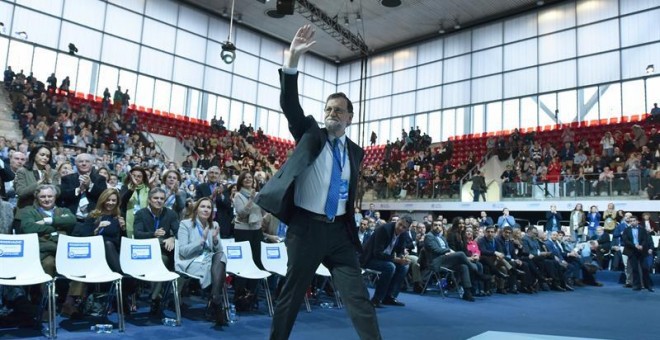 El líder del PP, Mariano Rajoy, saluda a los asistentes al acto de clausura del XVIII Congreso nacional del Partido Popular en la Caja Mágica de Madrid. EFE