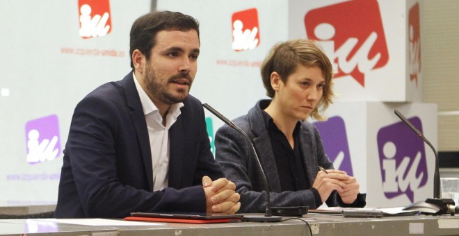 El líder de IU, Alberto Garzón, junto a la eurodiputada Marina Albiol, durante la rueda de prensa que ha ofrecido en la sede de la formación en la que ha analizado diversos asuntos de actualidad política. EFE/Javier Tormo