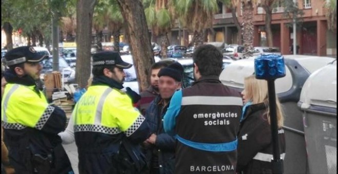 Agentes de la Guardia Urbana y miembros de Emergencias Sociales, junto al indigente humillado por el 'youtuber' Reset. - EUROPA PRESS