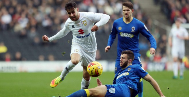 Un lance de partido entre el AFC Wimbledon (el equipo que montaron los socios del antiguo Wimbledon) y el Milton Keynes Dons, el antiguo Wimbledon renombrado y alejado de su lugar de origen. Ahora ambos clubes conviven en la Football League One y protagon