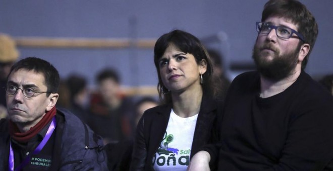 La coordinadora general de Podemos en Andalucía, Teresa Rodríguez, entre el cofundador de Podemos Juan Carlos Monedero y el eurodiputado y líder de la corriente Anticapitalista Miguel Urbán, durante la Asamblea Ciudadana Estatal de Vistalegre II. EFE/Chem