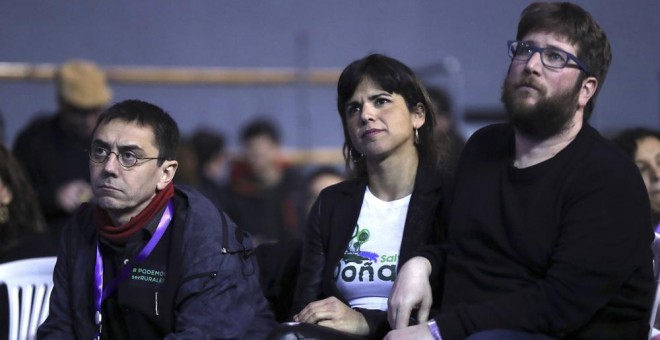 La coordinadora general de Podemos en Andalucía, Teresa Rodríguez, entre el cofundador de Podemos Juan Carlos Monedero y el eurodiputado y líder de la corriente Anticapitalista Miguel Urbán, durante la Asamblea Ciudadana Estatal de Vistalegre II. EFE/Chem