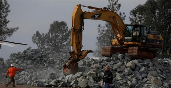 Decenas de miles de evacuados mientras siguen los trabajos para contener la presa de Oroville