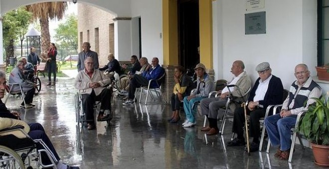 Detenidos los dueños de un geriátrico por quedarse con parte de las nóminas. EFE/Archivo