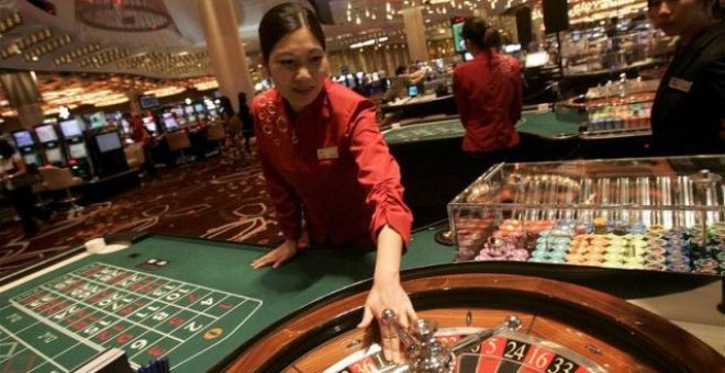 Una crupier hace girar una ruleta en una mesa de juego en un casino. EFE/Archivo