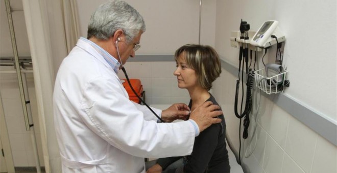 Un médico atiende a una mujer en una consulta de Atención Primaria./ EFE