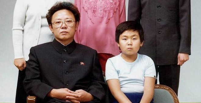 Footgrafía de archivo de agosto de 1981 de Kim Jong-il con su hijo mayor Kim Jong-nam. - AFP