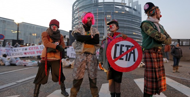 Un manifestante en contra del CETA disfrazado de payaso en Estrasburgo, Francia. / REUTERS