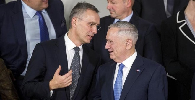 El secretario geenral de la OTAN, Jens Stoltenberg (i), conversa con el nuevo jefe del Pentágono, James Mattis (d). EFE/Stephanie Lecocq