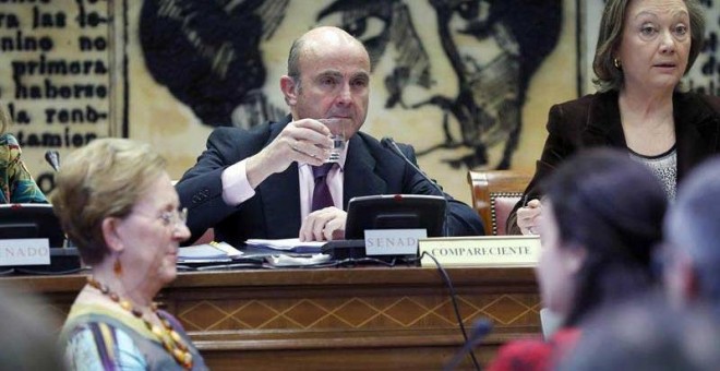 El ministro de Economía, Industria y Competitividad, Luis de Guindos, durante su intervención ante la la Comisión de Economía del Senado. | CHEMA MOYA (EFE)