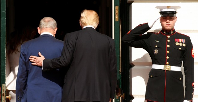 Donald Trump, de espaldas, junto al primer ministro de Israel, Benjamin Netanyahu. - REUTERS