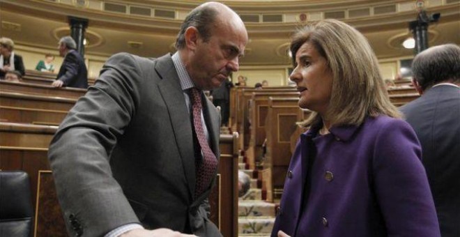 La ministra de Empleo, Fátima Báñez, con el ministro de Economía, Luis de Guindos.