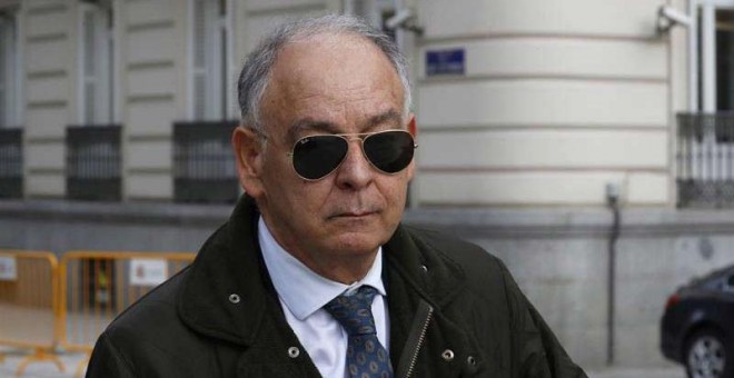 El ex número dos de la Policía Eugenio Pino, a su salida de la Audiencia Nacional, donde prestó declaración ante juez José de la Mata. | SERGIO BARRENECHEA (EFE)