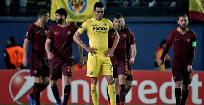 El centrocampista del Villarreal, Bruno Soriano, tras uno de los goles de la Roma. /EFE