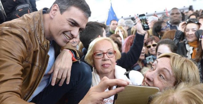 El exsecretario general del PSOE y candidato a las Primarias, Pedro Sánchez,saluda a los asistentes al acto público, celebrado hoy en Valladolid, donde estuvo acompañado por el líder del partido en esta Comunidad, Luis Tudanca, y el alcalde vallisoletano,