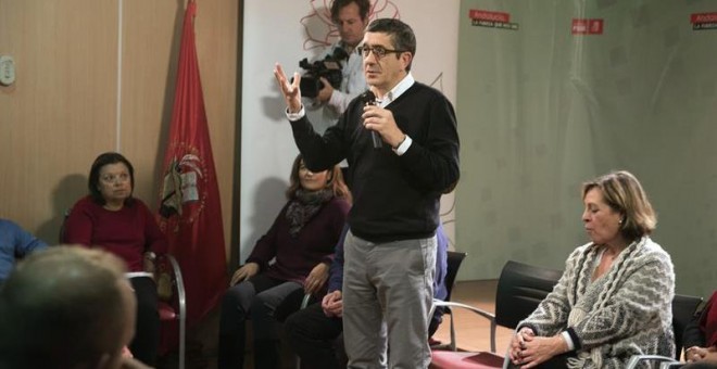 El exlehendakari y candidato a la secretaría general del PSOE, Patxi López, durante una reunión con militantes socialistas en la sede provincial del PSOE de Granada. EFE/Miguel Ángel Molina