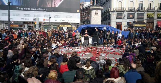 Pamela Palenciano, este domingo en la Puerta del Sol, representando su monólogo 'No solo duelen los golpes' para recaudar fondos en la lucha contra la violencia machista / PÚBLICO