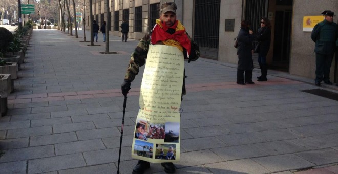 Francisco Javier Fontao, en huelga de hambre frente al Ministerio de Defensa.