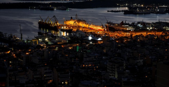 Vista aérea del barrio ateniense de Perama, cerca del puerto, una de las zonas de la capital más azotada por la pobreza. REUTERS / Alkis Konstantinidis