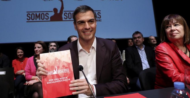 El candidato a la Secretaría General del PSOE, Pedro Sánchez, y la ex ministra de Medio Ambiente, Cristina Narbona, durante la presentación en el Círculo de Bellas Artes de Madrid del documento de su candidatura. EFE/Chema Moya