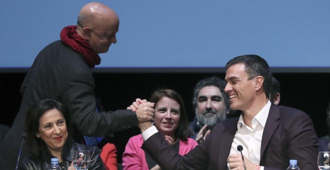 El candidato a la SecretarÃ­a General del PSOE, Pedro SÃ¡nchez saluda al ex alcalde de San SebastiÃ¡n OdÃ³n Elorza  y la ex magistrada del Tribunal Supremo Margarita Robles durante la presentaciÃ³n en el CÃ­rculo de Bellas Artes de Madrid del documento de su ca