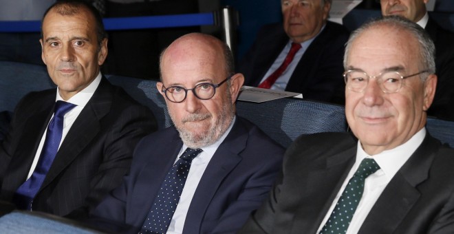 El nuevo presidente de Banco Popula, Emilio Saracho, en el centro, junto al director de Comunicación, Carlos Balado (i), y Antonio González Adalid (d), durante la  junta extraordinaria de accionistas de la entidad. EFE/Mariscal