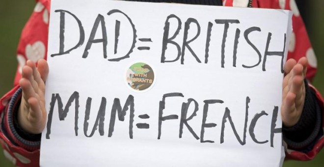 'Papá=británico; mamá=francesa'. Un cartel durante la  manifestación en el centro de Londres. - AFP