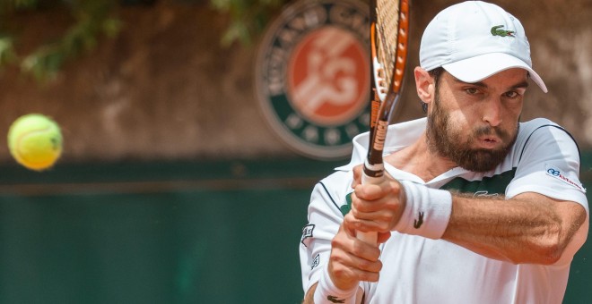 Andújar devuelve de revés en un partido en Roland Garros 2015. - CORDON PRESS