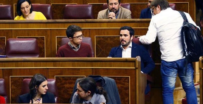 Íñigo Errejón ocupa su nuevo escaño al lado del líder de IU, Alberto Garzón, tras ser sustituido en su puesto de portavoz parlamentario por Irene Montero, mientras que Bescansa pasar a la tercera fila. | EFE