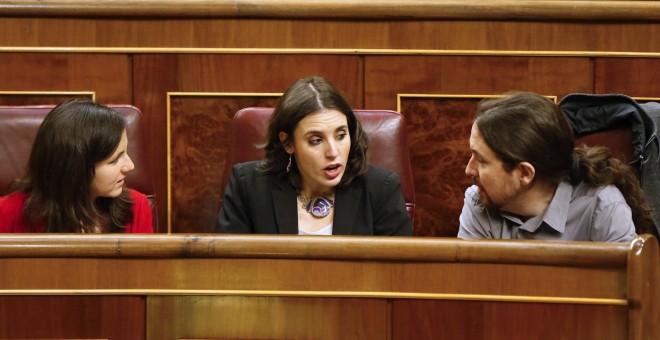 El líder de Podemos, Pablo Iglesias (d), la portavoz del partido en el Congreso, Irene Montero (c), y la diputada Ione Belarra (i), conversan esta tarde al inicio del pleno de la Cámara baja. EFE/J.P.Gandul