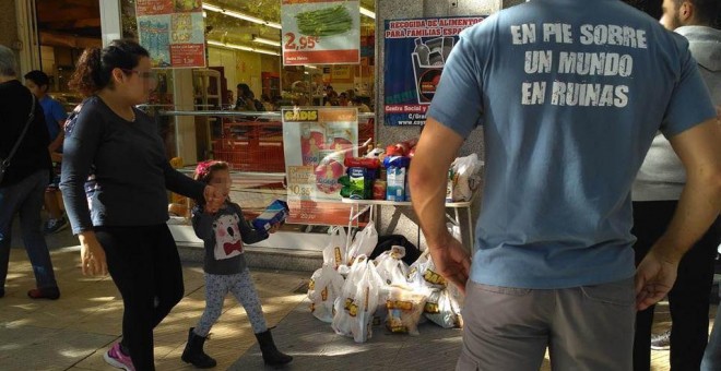 Centro Social y Nacional de Salamanca repartiendo comida en la cale