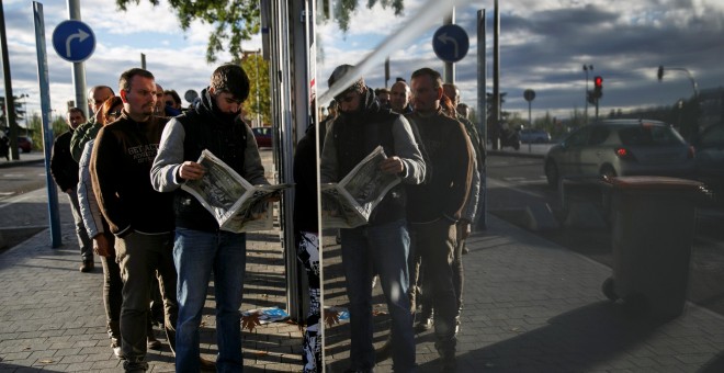 Varios desempleados hacen cola en una oficina del Servicio Público de Empleo de la Comunidad de Madrid. REUTERS/Andrea Comas