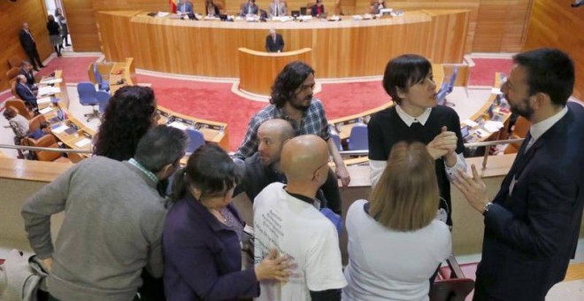 Los diputados de En Marea, Luís Villares (4, izq) y Antón Sánchez, (5, izq) y la portavoz del BNG, Ana Pontón (7, izq), saludan en la tribuna de público a los representantes de una asociación de víctimas del Alvia. | LAVANDEIRA JR. (EFE)