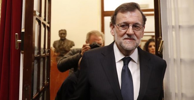 El presidente del Gobierno, Mariano Rajoy, a su entrada hoy al hemiciclo para asistir a la sesión de control al Gobierno en el pleno del Congreso de los Diputados. EFE/Javier Lizón