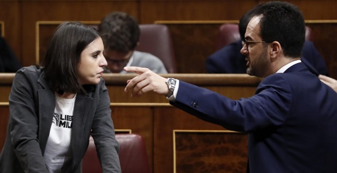 La portavoz parlamentaria de Podemos, Irene Montero, conversa con el portavoz parlamentario socialista, Antonio Hernando, durante la sesión de control al Gobierno en el pleno del Congreso de los Diputados. EFE/Mariscal