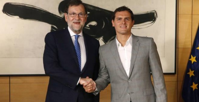 El presidente del Gobierno y del PP, Mariano Rajoy, y el líder de Ciudadanos, Albert Rivera, tras una de sus reuniones del pacto de investidura. Archivo EFE