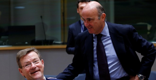 El ministro de Economía español Luis de Guindos, junto al ministro belga de Finanzas Van Overtveldt, en la reunión de ministros de Economía de la UE en Bruselas/ REUTERS