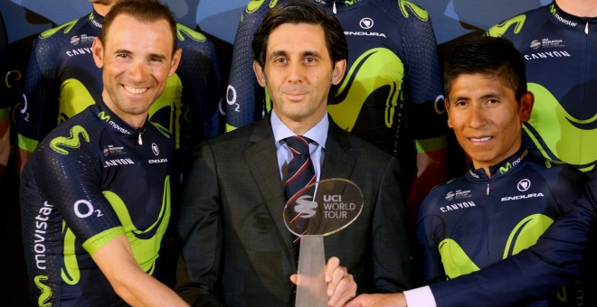 El presidente de Telefónica, Álvarez Pallete, junto al equipo ciclista de Madrid. REUTERS