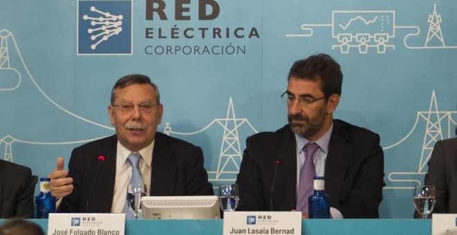 El presidente de REE, José Folgado (2i), y el consejero delegado, Juan Lasala (2d), en la rueda de prensa previa a la junta de accionistas de la eléctrica. EFE