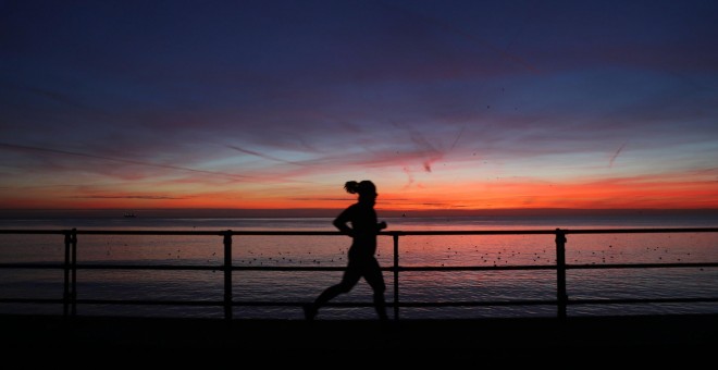 Una joven haciendo running.