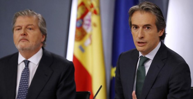 El ministro de Fomento, Íñigo de la Serna (d), con el portavoz del Gobierno, Íñigo Méndez de Vigo (i), durante la rueda de prensa que han ofrecido tras la reunión del Consejo de Ministros. EFE/Sergio Barrenechea