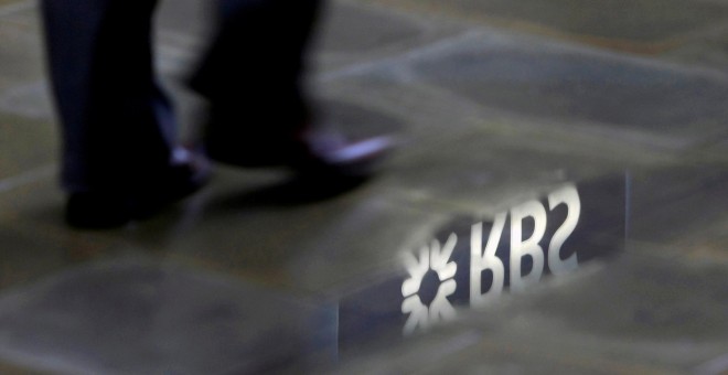 El logo del Royal Bank of Scotland (RBS) reflejado en un charcho en Londres. REUTERS/Stefan Wermuth