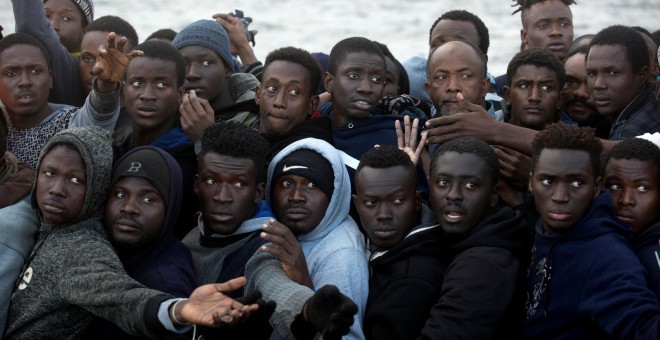 Migrantes subsaharianos arriesgando su vida tratan de cruzar el Mediterráneo. REUTERS/Giorgos Moutafis