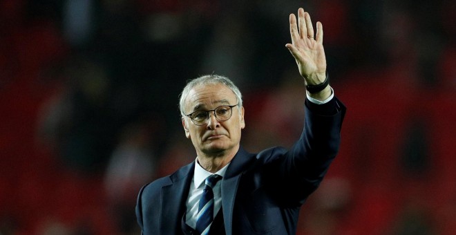 Claudio Ranieri saluda tras el partido ante el Sevilla de Champions en el Sánchez Pizjuán. /REUTERS