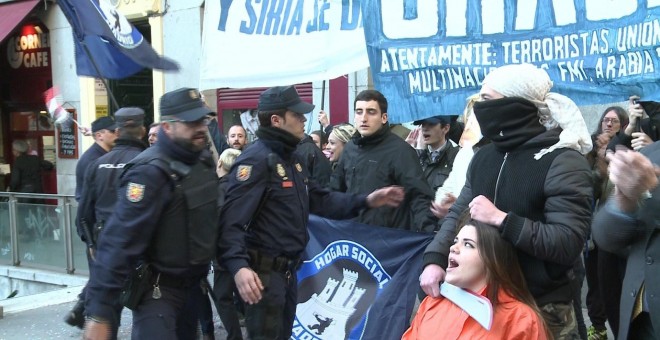 Miembros del neonazi Hogar Social Madrid han intentado reventar la concentración a favor de los refugiados .- EUROPA PRESS