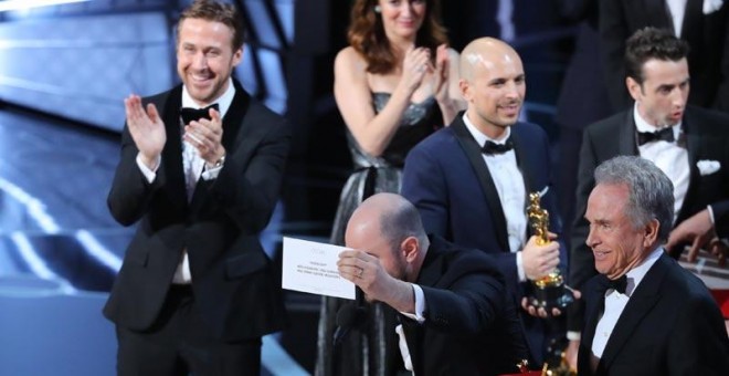 Jordon Horowitz, productor de 'La La Land', enseña la tarjeta que acredita el triunfo de 'La La Land'. | REUTERS