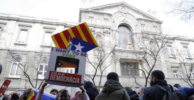 Manifestantes ante el Tribunal Supremo en apoyo a Frances Homs / EFE