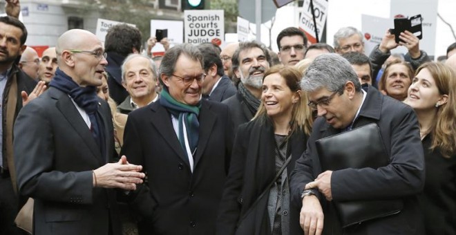 Artur Mas acompañando a Frances Homs antes de declarar ante el Tribunal Supremo / EFE