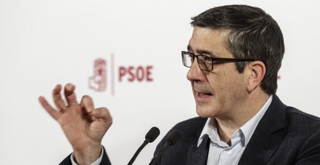 El exlehendakari Patxi López, uno de los aspirantes a liderar el PSOE, durante un acto con militantes del partido en Burgos. EFE/Santi Otero